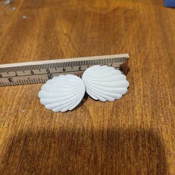 Vtg Nautical Clam Shell White Scalloped Post Enamel Earrings Beachy 1 1/8” - Picture 4 of 4